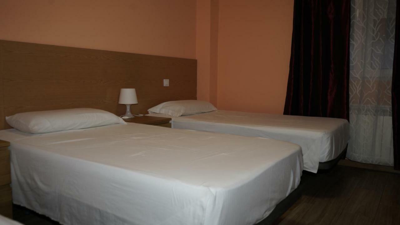 Hostal La Pared Torres de la Alameda Buitenkant foto
